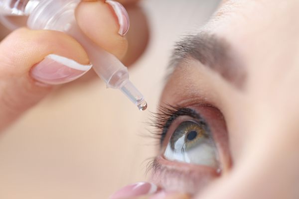 zimska popotna lekarna mora nujno vsebovati kapljice za oči, če imamo težave s suhimi očmi